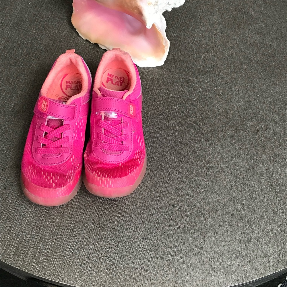 Hot pink stride rite made to play memory foam, tennis shoe